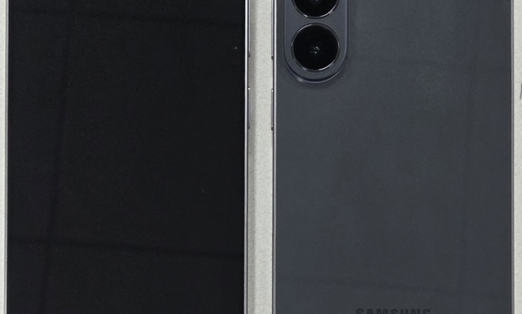 Samsung Galaxy S26 FE Spotted Early With a Familiar Design and a Slightly Off Camera Bump